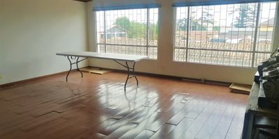 Excelente oficina en el centro historico de chia, amplia y estrategica. Ubicada en tercer piso de edificio de oficinas y consultorios. muy buena iluminación