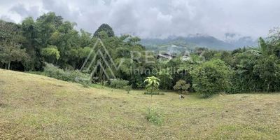 Invierta en un lote bajo la figura de Proindiviso en la vía a la Florida. Ubicado a solo 9 km (20 minutos) de Pereira y 400 mts de la carretera principal con subida en huella hasta el lote.
Ingreso independiente al terreno de 1.300 m2 que cuenta con una vista sin igual al parque nacional de los nevados. Ideal para amantes de la naturaleza y el turismo. Es una zona templada con tendencia al frio por su cercanía con las montañas y el río Otún.
En el lindero del lote cuenta con guadual y nacimiento de agua privado. Además cuenta con arboles frutales como lo son: Aguacate, mora, fresa, uchuva, plátano, banano, yuca, mandarina y limón. 
Disfrute de un paraíso para usted y su familia. Contáctenos para mayor información.