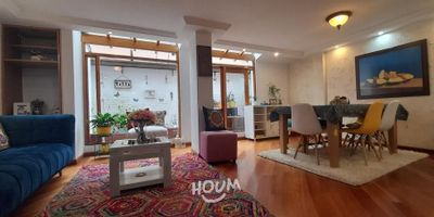 [VEN] ID HOUM: 77869

En Houm te ayudamos de forma fácil y segura. Los beneficios de comprar con nosotros:
    • Te ayudamos a conseguir financiamiento a través de una asesoría personalizada
    • Mediación y seguimiento de todo el proceso
    • Ponemos a tu disposición profesionales en notariado, registro y asesoría jurídica
¡Solo te preocupas de las firmas!

Casa en venta, ubicada en el barrio Colina Campestre, Niza, con una superficie construida de 115.00 m² y superficie total de 115.00 m². 

Sus principales características son:

    • 3 dormitorios
    • 3 baños
    • Admite mascotas
    • 2 parqueaderos
    • Año de construcción: 2000
    • Cuarto de lavado
    • Bodega
            
Si compras con nosotros, te brindamos asesoría personalizada durante todo el proceso.
        
Más que una inmobiliaria, somos Houm.
*Aplican T&C