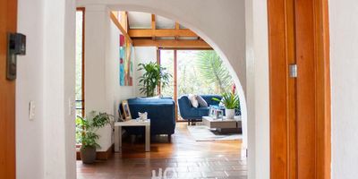 [VEN] ID HOUM: 70619

En Houm te ayudamos de forma fácil y segura. Los beneficios de comprar con nosotros:
    • Te ayudamos a conseguir financiamiento a través de una asesoría personalizada
    • Mediación y seguimiento de todo el proceso
    • Ponemos a tu disposición profesionales en notariado, registro y asesoría jurídica
¡Solo te preocupas de las firmas!

Casa en venta, ubicada en el barrio Cerros de Niza, con una superficie construida de 193.00 m² y superficie total de 193.00 m². 

Sus principales características son:

    • triplex
    • 3 dormitorios
    • 4 baños
    • Admite mascotas
    • 2 parqueaderos
    • Cocina tipo americana
    • Año de construcción: 2003
    • Cuarto de lavado
            
Además, el inmueble cuenta con las siguientes amenidades:

    • Salón de eventos
    • Vigilancia 24 hrs
    • Zona de juegos

Si compras con nosotros, te brindamos asesoría personalizada durante todo el proceso.
Más que una inmobiliaria, somos Houm.
*Aplican T&C