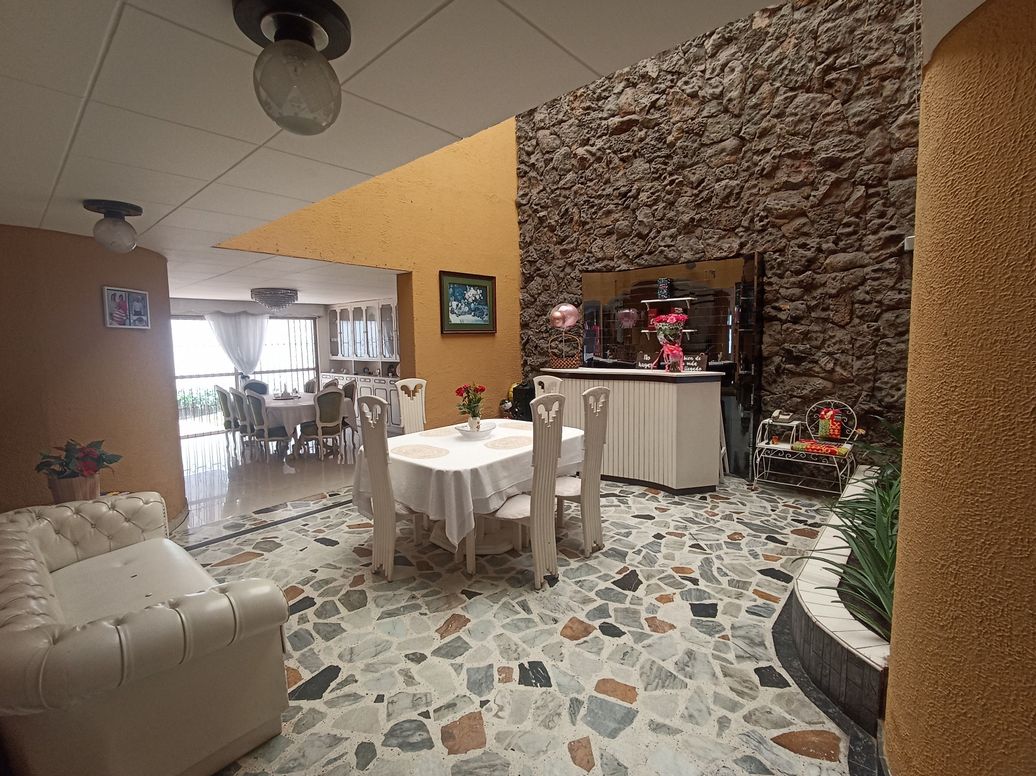 Casa de 5 alcobas en venta en Los Cedritos, Bogotá, 395 m² · foto 3 de 10