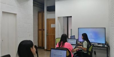 Vendo oficina de 30M², ubicada en segundo piso en centro comercial, cuenta con cocineta y baño.

Cercana al aeropuerto Olaya Herrera, calle 10, carrera 65, avenida 80, colegios, restaurantes, zona de bancos y excelente servicio de transporte público.
