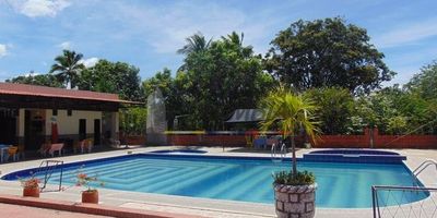 EXCELENTE HOTEL, CON EXCELENTES ACABADOS, ÁREA, UBICACIÓN, ILUMINACIÓN Y VENTILACIÓN. CONSTA DE 20 HABITACIONES TERMINADAS CON AIRE ACONDICIONADO, BAÑO PRICVADO, CLOSET Y TV Y 10 POR TERMINAR, SALON PARA 200 PERSONAS, PISCINA NIÑOS Y ADULTOS, COCINA INDUSTRIAL, KIOSKO , PARQUEADEROS INTERNOS Y EXTERNOS.