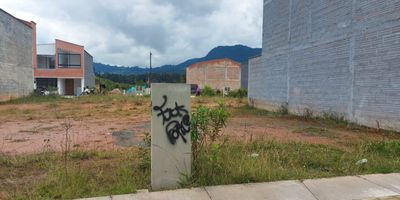 Se vende lote en La Ceja, Antioquia, dentro de la reconocida urbanización CIUDADELA DE LAS FLORES. Este terreno es ideal para construir su hogar en una ubicación destacada y muy apetecida. Con un frente de 8 metros y una profundidad de 13 metros, ofrece espacio para 1 parqueadero. Una excelente oportunidad de venta de lote en La Ceja para quienes buscan desarrollar un proyecto residencial. Precio: $180,000,000. Para más detalles o coordinar una visita, por favor, contáctenos vía WhatsApp, use la opción "Quiero que me contacten" o vea nuestros números de teléfono.