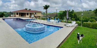 Se Vende casa finca de 8 habitaciones con vista 360° en la vereda Alegrías. Tiene opción de Venderse amoblada.
El lote tiene un total de 6 cuadras (38.400 m2) con pastos para ganado, cultivos, cerdos, casa del agregado,  puerta de ingreso con control remoto, parqueadero cubierto para 3 carros y descubierto para 7, piscina para adultos y niños, jacuzzi, kiosko con cocina, salón de juegos tipo Fonda Campesina, cuarto para GYM, parque infantil, cancha múltiple, cancha de futbol y zonas verdes con jardines.
En la casa principal encontramos 2 pisos distribuidos de la siguiente manera: primera planta 5 habitaciones con 4 baños, zona de ropas independiente y 3 escaleras al segundo piso. En la segunda planta encontramos corredores abiertos con vista panorámica alrededor de la casa (tiene vista a la cascada de Alegrías, al amanecer y atardecer), sala, comedor, cocina, sala de TV, 3 habitaciones con baño privado y amplios balcones.
El acceso a la casa se hace por la vía Condina a un kilometro de la glorieta de Punto 30 más un kilometro de carretera destapada. Tiene fácil movilidad a Pereira por la Vía Armenia hacia el centro de la ciudad o por la Condina hacia Cerritos.   
Quedo atento para resolver cualquier inquietud.