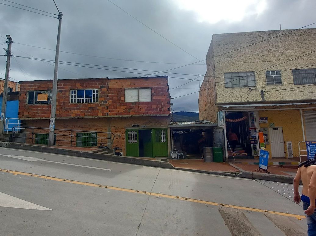 Casa de 5 alcobas en venta en La Huerta, Bogotá, 209 m² · foto 3 de 3