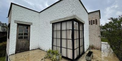 Casa en Venta en la Vía Condina de Pereira. Cuenta con un área de 200m2, 50 mt2 adecuado como un loft, 6 habitaciones, 5 baños, parqueaderos cubiertos 2, parqueaderos descubiertos 4, Cocina Integral, Sala-Comedor, Gas, Calentador a Gas, Zona de Ropas, Habitación del Servicio, Patio, Estudio, Conjunto Cerrado, Vigilancia, Parqueadero Visitantes, Jardines, Shut Basuras, Antejardín.