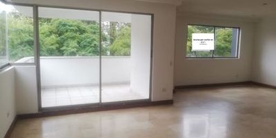 Apartamento en Venta en el barrio Pinares de Pereira. Cuenta con un área de 180m2, 3 habitaciones, 4 baños, parqueaderos cubiertos: 2, Cocina Integral, Sala y Comedor Independientes, Gas Domiciliario, Calentador a Gas, Zona de Ropas, Habitación del Servicio, Balcón, Patio, Cuarto Útil, Estudio, Biblioteca, Conjunto Cerrado, Ascensor, Vigilancia, Salón Social, Parqueadero Visitantes, Shut Basuras, Planta Eléctrica.
