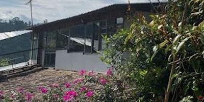 Casa en Venta en la Vereda Planadas de Pereira. Cuenta con un área de 500m2, 6 habitaciones, 5 baños, parqueaderos descubiertos: 10, Cocina Integral, Sala y Comedor Independientes, Calentador a Gas, Zona de Ropas, Patio, Parqueadero Visitantes. Está adecuado como ecohotel.
