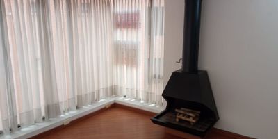 Lindo apartamento de 78 m2 en quinto piso con ascensor. 2 habitaciones con closet, la principal con baño privado remodelado. Sala con chimenea, comedor. Baño social completo remodelado. Pisos en madera laminada. Cocina integral eléctrica remodelada. Zona de lavandería en la cocina. Calentador de paso eléctrico. Depósito pequeño en el apartamento. 1 parqueadero en sótano.