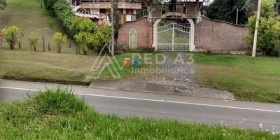 Se Vende casa campestre, en el sector de condina, este sector es privilegiado por su excelente clima,  vías de acceso que permiten llegar desde allí a cualquier parte de la ciudad en pocos minutos, excelente topografía y cercanía con establecimientos comerciales, restaurantes, entre otros.
Las características son: Cuenta con un lote de 4970 M2, tiene un área construida de 1100 M2, tiene 7 Habitaciones con baño y vestier cada una de ellas, un baño social, cocina integral, cuarto de ropas, tanque de reserva, piscina, quiosco para eventos o restaurante  con chimenea y cocina, tiene un apartamento anexo a la vivienda con (sala comedor, baño, cocina, sitio para lavadora y nevera), área para parqueo de vehículos y arboles frutales en crecimiento.
Valor total: 2`300.000.000