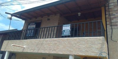 ¡Tu nuevo hogar en Bello te espera! 
 Se vende casa dúplex en Villas del Sol – Bello, ubicada sobre calle principal, en un sector residencial que combina comodidad y fácil acceso a transporte público, con rutas hacia Bello, Medellín e integración al metro.El inmueble está distribuido en dos niveles:Segundo piso: balcón, sala-comedor, 3 habitaciones, 1 baño, cocina semi-integral con red de gas y zona de ropas.Tercer piso: amplia habitación tipo loft, 1 baño, zona de ropas y posibilidad de ampliación para una cocina auxiliar.Además, cuenta con patio, calentador de agua y un clóset.
- Su ubicación estratégica lo sitúa cerca del Colegio Villas del Sol, supermercados, zonas comerciales y diferentes rutas de transporte, garantizando practicidad en la vida diaria.
Una excelente oportunidad para quienes buscan un hogar cómodo y bien ubicado.

*El apartamento está libre de hipotecas y afectaciones, con certificado de tradición y libertad al día, listo para escriturar.*Gastos notariales por part