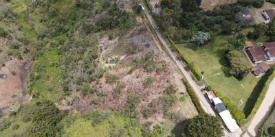 Lote a 700 metros de la curva del Gordo de avenida Aeropuerto, excelente ubicación a 4 kilómetros de Aeropuerto. Con factibilidad de construcción de hasta 3 casas.