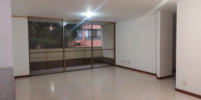 Apartamento en venta en unidad cerrada parte baja de Envigado, sector Zúñiga. De fácil acceso al Euro y Mall de la Frontera, gran oferta de servicios complementarios y rutas de transporte publico. Cuenta con piso en cerámica, puerta de seguridad, sala comedor, 3 alcobas con baño en la principal, cocina integral abierta tipo americano, baño de servicio, balcón, terraza y parqueadero cubierto. Piscina, gym, sauna, salón social, parque infantil, zonas verdes, vigilancia 24 horas, circuito cerrado de tv.
