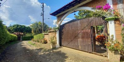 Presentamos para la venta, esta amplia finca ubicada en el sector de Combia en Pereira, con 8 alcobas y 7 baños, área privada de 4000 y 670 construidos, con espacio para 8 parqueaderos.

