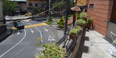 ¿ Por qué esta gran Casa en Buenos aires es una Gran Oportunidad de vivir o Invertir?

ubicado en la zona centro oriente de Medellín, es uno de los barrios más antiguos de la ciudad. Queda a 10 a 15 minutos del centro de la ciudad, es muy fácil llegar con el tranvía de Ayacucho y sus variadas rutas de transporte público. Su excelente ubicación permite disfrutar del Centro Comercial la Central,parques, amplia oferta gastronómica y comercial, instituciones educativas y centros de salud.


Su  5 amplias habitaciones permiten el ingreso de luz natural, 5 baños  terminados igualmente   la cocina cuenta con espacios para guardar tus enseres, conecta con el salón comedor, mientras cocinas puedes divertirte y compartir con tus amigos y familia, viendo la tele, escuchando música. y complementa con una espectacular vista desde el balcon y parqueadero privado.

proceso de venta que aplica de contado o mediante Crédito Hipotecario.

 Escuchamos tus ofertas, ¡¡¡así que anímate, llámanos !!!

 


 
