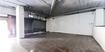 Local comercial en arriendo ubicado en Medellín, barrio Villa Nueva. Tiene un área de 144 m2 distribuidos en 2 baños, puertas persianas y puertas peatonales. Se encuentra en zona residencial y comercial con alto flujo peatonal y vehicular, está ubicado al frente del Parque Bolívar, cerca a colegios, restaurantes, supermercados, a tan solo 2 cuadras de la Avenida Oriental, cuenta con buen transporte público. Es ideal para ips, entidades bancarias, restaurantes, supermercados. El precio es más IVA.