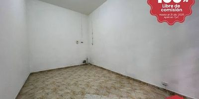 Local comercial en arriendo ubicado en un centro comercial del barrio La América en Medellín. Está en un punto estratégico de alta actividad residencial y comercial. Cuenta con un área de 16m2 y una excelente ubicación, cerca de la Iglesia de La América, Viva Laureles, Consumo y la estación de gasolina Prisma. Se encuentra sobre la Avenida 80 y la Avenida San Juan, en una zona comercial con marcas reconocidas como Yamaha y Sapolin. 