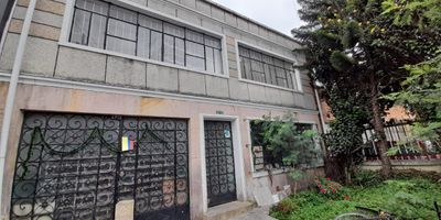 Casa con amplias zonas ,con antejardín, garaje para 3 carros pequeños, sala ,comedor, cocina semi-integral, baño social, cuarto de servicio y baño, patio descubierto de 7*8 mas o menos; 2do. Piso: 5 alcobas 2 baños, hall de alcobas, pisos en madera y techos en madera. casa adecuada para oficinas, microempresa.