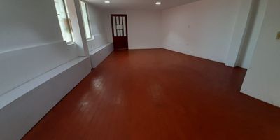 Se arrienda local Comercial Ubicado en el centro de villavicencio por el parque el hacha, Frente al centro comercial EL PARQUE. Rodeado de locales comerciales, cuenta con una excelente ubicación, y con buenos espacios, consta de 1 baño, 3 ambientes, 1 patio, cocina y excelentes espacios, no se pierda esta gran oportunidad y contáctenos para darle una excelente asesoría y acompañarlos en su estudio de arrendamiento, no debe de estar reportado en data crédito, COMUNIQUESE CON NOSOTROS..