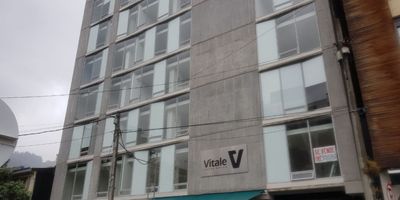 arrendamos espectacular consultorio para estrenar

Cuenta con 33 m2, es doble altura, muy iluminado, con amplia ventana, baño privado, 1 garaje con servicio de valet parking, 1 ascensor privado para los médicos y 1 ascensor para pacientes y cuenta con toda la normativa solicitada para su excelente funcionamiento.

El edificio cuenta con recepción tipo lobby, celaduría 24 horas, salas de espera con internet en cada piso, 2 baños por cada piso, club médico con sala de  juntas y terraza.

Tiene una ubicación estratégica cerca de la carrera 7, calle 127, av. 9, calle 116, cerca del parque de Usaquén, cc santa bárbara, entre otros.