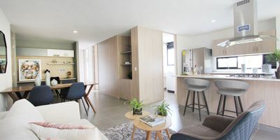 Este espectacular apartamento esta ubicado en el sector de Los Colegios de Rionegro, excelentes vías de acceso, cuenta con un área de 82,02 Mts distribuidos en 3 alcobas, 2 baños, 1 parqueadero sencillo, adicional contará con unas zonas comunes de lujo que incluyen piscinas climatizadas, juegos infantiles, salón social, sauna, turco acompañado por una terraza panorámica con jacuzzi.