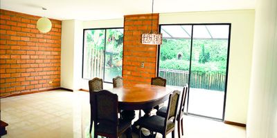 Casa en arriendo en unidad cerrada en Altos del Poblado cerca a la Universidad Ces, sector muy fresco y natural. Rutas de transporte. Piso en porcelanato, dos niveles, puerta de seguridad, sala y comedor independiente, estar de tv, 3 alcobas con baño en cada una, tina, cocina integral cerrada tipo americano, alcoba y baño de servicio, terraza y parqueaderos independientes cubiertos. Salon social, parque infantil, placa polideportiva, zonas verdes, vigilancia 24 horas, citofonia y circuito cerrado de tv.