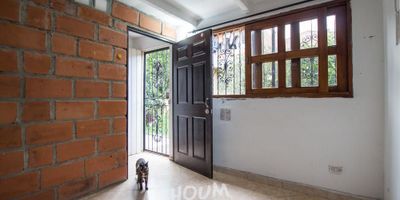 [VEN] ID HOUM: 81054

En Houm te ayudamos de forma fácil y segura. Los beneficios de comprar con nosotros:
    • Te ayudamos a conseguir financiamiento a través de una asesoría personalizada
    • Mediación y seguimiento de todo el proceso
    • Ponemos a tu disposición profesionales en notariado, registro y asesoría jurídica
¡Solo te preocupas de las firmas!

Casa en venta, ubicada en el barrio San Antonio de Prado, con una superficie construida de 90 m² y superficie total de 90 m². 

Sus principales características son:

    • 4 dormitorios
    • 2 baños
    • Admite mascotas
    • Cocina tipo americana
    • Año de construcción: 2010
            
Si compras con nosotros, te brindamos asesoría personalizada durante todo el proceso.
        
¡Comienza una nueva etapa con Houm! Compra fácil, rápido y seguro.