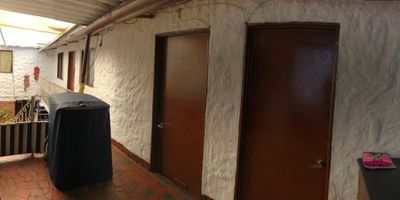 Casa rentable, 7 apartamentos, cada uno con cocina pequeña, baños, 2 habitaciones, tiene dos patios, una terraza descubierta, lavaderos, dos entradas independientes y precio negociable.