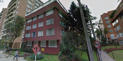 Apartamento venta Chicó: Amplísimo apartamento  a 2 cuadras del Parque de la 93, 3 alcobas, 3 baños, CBS, 220m2. Exterior y muy iluminado. Cuenta con 3 alcobas: la principal y una de las secundarias con vestier, 2 baños completos más baño auxiliar. Sala-comedor con chimenea tradicional, segunda sala con estudio y biblioteca, cocina integral cerrada, patio de ropas, cuarto y baño del servicio, amplia despensa y 2 garajes grandes independientes. No tiene zonas comunes, edificio automatizado.  Excelentes vías de acceso por la calle 92, calle 93, Cra 11 y Cra 15 - Codigo: 5190379 
