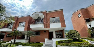 Se vende moderna casa en condominio cerrado, en uno de los sectores más privilegiados de la ciudad de Pereira, en el barrio Pinares, a un costado de la avenida Juan B Gutiérrez, muy cerca del Centro Comercial Parque Arboleda, del Terminal de Transportes y la Universidad Tecnológica; su ubicación estratégica se encuentra rodeada de una gran oferta gastronómica, supermercados, entidades de salud, bancos, entre otros; cuenta también con buena fluidez de transporte público y privado.

Este condominio exclusivo solo cuenta con 21 casas, ofrece portería, parqueadero cubierto y vigilancia 24 horas. La casa se encuentra completamente remodelada, tiene 300 m², distribuidos en 2 niveles y un sub nivel de ingreso desde el parqueadero, donde se encuentra la habitación del servicio con baño privado.

El primer nivel está distribuido en cocina integral con isla, patio interior techado, zona de ropas, sala comedor independiente; en el segundo nivel se encuentra la habitación principal con balcón, baño privado y vestier; habitación auxiliar con baño y mirador con vista al interior del conjunto, más una habitación adicional con closet; este nivel también cuenta con hall de alcobas, baño social, sala de televisión o estudio y vestidor con altillo.

Se entrega con calentador de agua, persianas y blackout domo tizado, más uso exclusivo de 3 parqueaderos cubiertos.