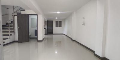 Casa comercial para venta en el Jardín 2 de Pereira. Cuenta con 4 cuartos con cortinas blackout, 3 baño, 1 parqueadero cubierto, cocina integral, gas domiciliario, calentador a gas, zona de ropas, terraza cubierta.