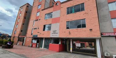 Amplio apartamento en conjunto cerrado, con vigilancia permanente, cámaras de seguridad, parqueaderos de visitantes, salón social. Consta de Entrada con puerta de metal y una chapa de seguridad, sala-comedor, cocina sencilla con gas natural tipo americano y área de ropas con lavadero, insta lavadora y calentador a gas, hall que comunica a tres habitaciones sin closet, principal con baño privado, un baño de alcobas, pisos en cerámica, techos en marmolina, buen estado de conservación. Tiene dos opciones de transporte publico como son el Transmilenio, tanto del Portal Américas como el Portal sur, y sistema integrado SITP. 