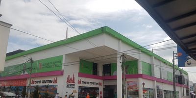 Tenemos el gusto de presentarles amplio local en el centro de Jamundi está cerca a una de las entradas principales el centro comercial conecta con olímpica, china country, y la escuela de automovilismo de la Secretaría. una excelente ubicación en una de las mejores zonas comerciales de fácil acceso. En sus zonas aledañas encontramos zonas bancarias, supermercados, diversos locales comerciales como papelerias, restaurantes, locales de ropa, entre otros. El centro comercial cuenta con sótano para vehículos y ascensor.