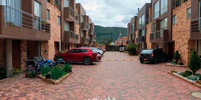 [VEN] ID HOUM: 82651

En Houm te ayudamos de forma fácil y segura. Los beneficios de comprar con nosotros:
    • Te ayudamos a conseguir financiamiento a través de una asesoría personalizada
    • Mediación y seguimiento de todo el proceso
    • Ponemos a tu disposición profesionales en notariado, registro y asesoría jurídica
¡Solo te preocupas de las firmas!

Casa en venta, ubicada en el barrio Barrio Tranquilandia, con una superficie construida de 126 m² y superficie total de 154 m². 

Sus principales características son:

    • 3 dormitorios
    • 5 baños
    • Admite mascotas
    • 2 parqueaderos
    • Cocina tipo americana
    • Año de construcción: 2016
    • Cuarto de lavado
    • Bodega
            
Si compras con nosotros, te brindamos asesoría personalizada durante todo el proceso.
        
¡Comienza una nueva etapa con Houm! Compra fácil, rápido y seguro.