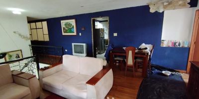 [VEN] ID HOUM: 82930

En Houm te ayudamos de forma fácil y segura. Los beneficios de comprar con nosotros:
    • Te ayudamos a conseguir financiamiento a través de una asesoría personalizada
    • Mediación y seguimiento de todo el proceso
    • Ponemos a tu disposición profesionales en notariado, registro y asesoría jurídica
¡Solo te preocupas de las firmas!

Casa en venta, ubicada en el barrio Vergel, con una superficie construida de 339 m² y superficie total de 339 m². 

Sus principales características son:

    • 8 dormitorios
    • 2 baños
    • Admite mascotas
    • 2 parqueaderos
    • Año de construcción: 1980
    • Cuarto de lavado
            
Si compras con nosotros, te brindamos asesoría personalizada durante todo el proceso.
        
¡Comienza una nueva etapa con Houm! Compra fácil, rápido y seguro.