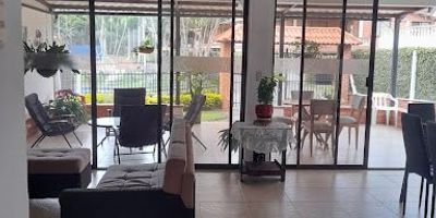 Casa campestre ubicada en conjunto cerrado en Santagueda- Via Arauca con una área de lote de 400 metros cuadrados aproximadamente y un área construida de 220 metros cuadrados distruibuidos en 6 alcobas, 5 baños, cocina sencilla con mueble inferior, zona de ropas independiente, sala comedor amplia, pisos en baldosa, parqueadero para 6 carros. El conjunto cuenta con piscina, cancha, vigilancia las 24 horas. Para mayor información nos puedes contactar vía telefónica o vía whatsapp al 3148014286 - 8806959