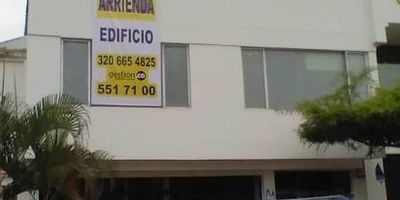 Los Libertadores, edificio de  425 mts,  cuenta con local comercial, 4 salones amplios, 4 baños, 2 oficina, cuarto útil, taques de reserva de agua, ductos para aires acondicionado, circulación peatonal, fácil acceso vehicular,excelente ubicación cerca a la Calle 5. canon mas IVA, ideal para oficinas o consultorios.