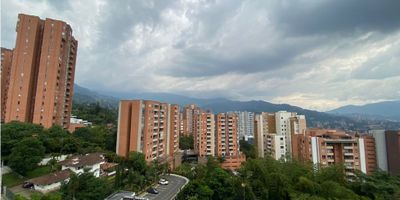 Hermoso apartamento en sector tranquilo, residencial, con fácil acceso desde la carrera 27, cerca de Smart Fit de la intermedia, mall san lucas, centro comercial terracina plaza, rutas de transporte, zonas verdes, entre otros sitios de interés. 

 

° Área 112 Mtrs2
° Piso 8 con ascensor 
° 3 habitaciones
° 2 Baños
° Cocina integral 
° Sala-Comedor
° Balcón 
° Zona de ropas
° Cuarto Útil 
° Parqueadero 

 

¡El lugar perfecto para ti!
