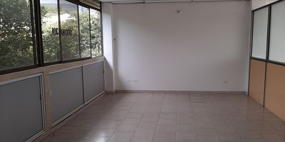 Disponible oficina, en el Barrio Centro. Diagonal a la Notaria Primera. Con excelentes vías de acceso, una ubicación estratégica y practica. Cuenta con 54 mts2, tiene 2 espacios amplios, un baño y buena iluminación.