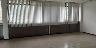 Un inmueble con generosos espacios. Piso en cerámica y cielo razo. Cuenta con ventanas que a su vez poseen persianas y cortinas tipo blackout. La oficina, en el piso 4, es ideal para uso empresarial. Ademas, cuenta con un baño. Con una ubicación privilegiada: en el Centro de la cuidad diagonal a la Notaria Primera. Anímate a conocerla! Agenda una cita.