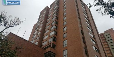 Oficina para la venta de 479,03 metros cuadrados aproximadamente. Cuenta con ocho parqueaderos cubiertos y dos cuartos útiles integrados a dos de los parqueaderos. En edificio con portería, parqueadero para visitantes, ascensor, shut de basuras, ubicado en punto central, con cercanía a la Plaza de Florez, al tranvía de Ayacucho, a colegios, universidades, parques, supermercados, centros comerciales y por estar sobre vía principal cuenta con fácil acceso a transporte publico.
Es de aclarar que a la oficina EPM factura: acueducto, saneamiento y otras entidades como recolección de basuras. La adminstraciòn del edificio cobra aparte el rubro de energía. Oficina ocupada actualmente.