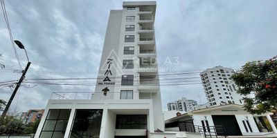 Se vende apartamento para estrenar en moderno edificio, ubicado estratégicamente en una de las zonas más reconocidas de la ciudad, se encuentra a  5 minutos del Terminal del Transporte y a tan solo 600 metros de la Universidad Tecnológica de Pereira. El sector es reconocido por su amplia oferta gastronómica, cuenta con cercanía a entidades bancarias, supermercados, centros comerciales, parques, entre otros servicios de interés.

El apartamento está ubicado en un sexo piso, tiene un área de 80,20 m², distribuidos en un amplio salón con excelente vista al exterior, cocina integral, área para estudio, habitación principal con amplio closet de madera y baño privado con ducha, habitación auxiliar con closet y baño social con división de ducha en vidrio templado.

El conjunto también ofrece seguridad 24 horas, video portería, doble ascensor, shut de basuras en cada piso, parqueadero para visitantes, parqueadero cubierto y cuarto útil.