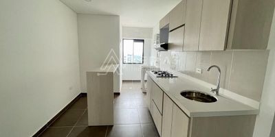 Se vende apartamento para estrenar en moderno edificio, ubicado estratégicamente en una de las zonas más reconocidas de la ciudad, se encuentra a  5 minutos del Terminal del Transporte y a tan solo 600 metros de la Universidad Tecnológica de Pereira. El sector es reconocido por su amplia oferta gastronómica, cuenta con cercanía a entidades bancarias, supermercados, centros comerciales, parques, entre otros servicios de interés.

El apartamento está ubicado en un séptimo piso, tiene un área de 68 m², cuenta con excelente iluminación, cocina integral con barra americana, zona de ropas con calentador de agua, amplia sala comedor, habitación principal con balcón con vista al parque de Álamos, walking closet y baño privado más habitación auxiliar con amplio closet de madera y baño social con dicha.

El conjunto también ofrece seguridad 24 horas, video portería, doble ascensor, shut de basuras en cada piso, parqueadero para visitantes, parqueadero privado y cuarto útil.