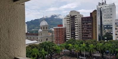 Oficina, muy bien ubicada en el Centro de Pereira, cercana a Parque Bolívar en edificio con 3 ascensores, vigilancia, portería y baños en cada piso. El arriendo incluye iva, administración y energía. 