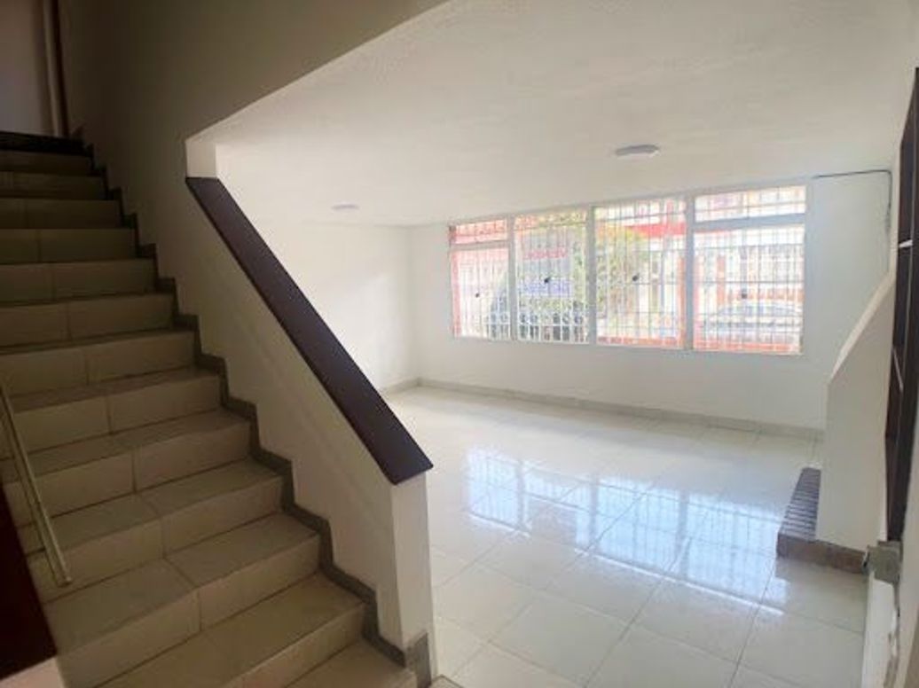 Casa de 4 alcobas en venta en Urbanización San Martín, Bogotá, 346 m² · foto 3 de 18