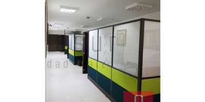 Bodega 2 niveles, 100m2 de patio libres para construir, opción de construir un piso más, 11 cámaras de seguridad, estanterías industriales, muebles de oficina, sensor incendios, sensores de movimiento, circuito cerrado de TV, patio, 4 baños, cocineta, estrato 2, piso en cerámica, cuenta con 620m2 construidos, área del lote 720m2, 9 años de construida aproximadamente.

ubicada cerca de la avenida el Poblado, estación del metro Alpujarra, Avenida San Juan. 
