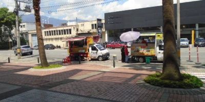 Local comercial disponible para arriendo en el Barrio Noel, Medellín, Antioquia. Este amplio espacio de 439 m² es ideal para establecer su negocio, con la flexibilidad de diversas destinaciones comerciales livianas. El inmueble cuenta con 4 baños para la comodidad de su personal y clientes. Además, ofrece parqueaderos para visitantes, un beneficio importante en esta zona estratégica de Medellín. Una excelente oportunidad para posicionar su empresa en una ubicación de fácil acceso. Si desea conocer este local en arriendo, le invitamos a usar las opciones de WhatsApp, solicitar que le contacten o ver los teléfonos disponibles.