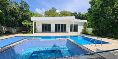 El Lugar para Vivir Todos los Días como si estuvieras de Vacaciones, disfruta y beneficiate de un universo de experiencias con la naturaleza a pocos minutos de la ciudad. son 2 casas, una de huespuedes con cocina, sala, 2 alcobas y baño. cuarto util, la casa principal, tiene 5 habitaciones, las casas cuentan con todos sus Servicios públicos, Vivir en una casa campestre asi, invita a llevar una vida en calma, más conectada con la naturaleza, el ejercicio al aire libre. Hay más oportunidad de momentos para compartir en familia, ya sea en un asado o una pool party. se encuentra a tan solo 20 minutos de Barranquilla y 45 minutos de Cartagena, dos de las ciudades más importantes de nuestro país. Vive la experiencia exclusiva de tener un refugio donde convives con un apacible entorno natural, ideal para desconectarse del estrés diario, a pocos minutos de la ciudad oportunidad de arrendar por noches como Cabaña y generar mas Ingresos. Comunicate para mas informacion.

 
