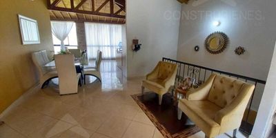 Gran oportunidad de inversión en Pan de Azúcar, Sabaneta. Esta casa de 200 metros cuadrados es ideal para inversionistas y constructores. Ubicada en el sector Pan de Azúcar, Sabaneta (Antioquia), a pocos minutos de La Variante y Brizza apartamentos, ofrece una excelente conectividad y valorización.
Actualmente, cuenta con tres alcobas, tres baños, sala-comedor, biblioteca-estudio, cocina integral, zona de ropas, un patio, tres balcones y zona de parqueadero.
Lo mejor es que ya cuenta con planos aprobados para la subdivisión en tres apartamentos, lo que la convierte en una excelente oportunidad de inversión con alta rentabilidad.
Observaciones: Está rentada en $3.000.000 mensuales, pero con la construcción de los tres apartamentos el potencial de ingresos por arrendamiento puede multiplicarse.
No dejes pasar esta oportunidad única. Contáctanos al 3012021300 para conocer más detalles y agendar una visita.